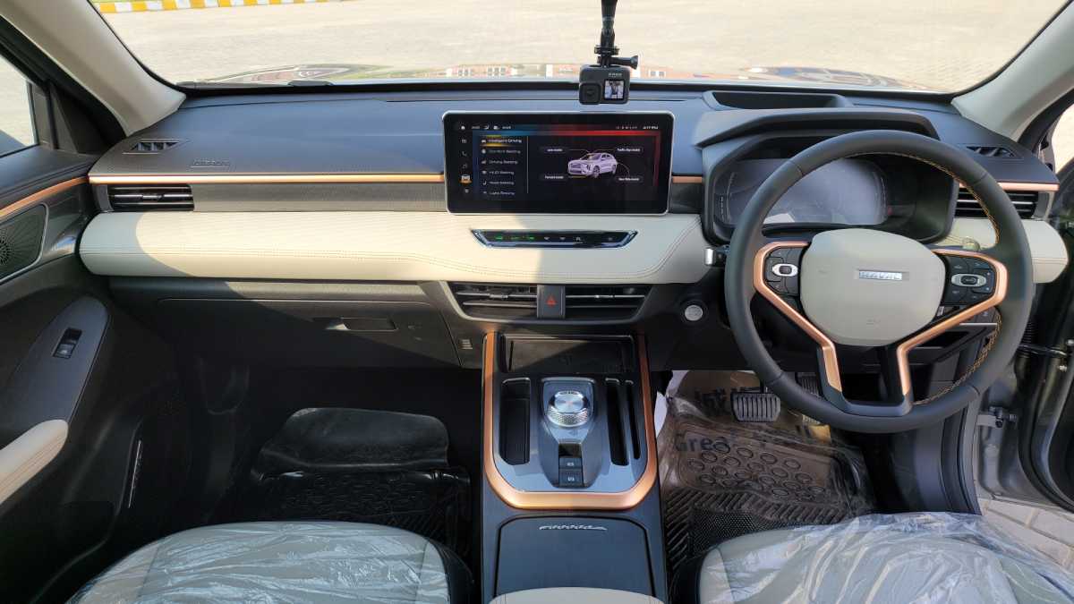 jolion interior